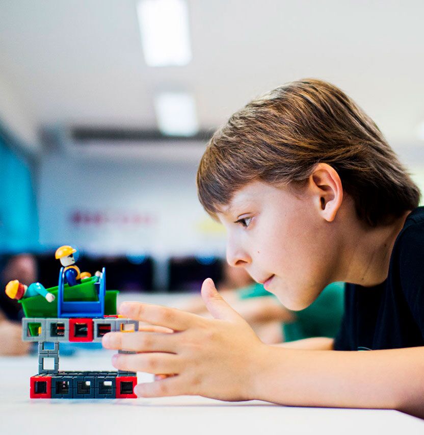 Aluno da Escola do Futuro Montando um brinquedo